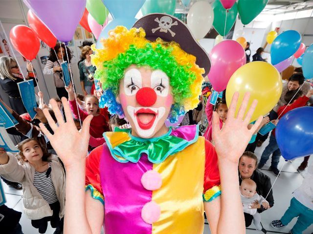 payaso animador con globos
