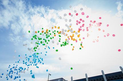 suelta de globos de color