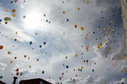 suelta de globos con lazos