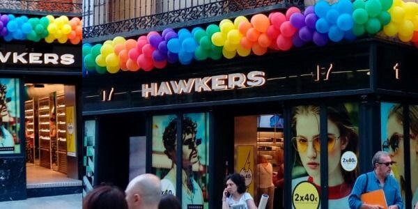 Decoración con guirnaldas para la tienda Hawkers