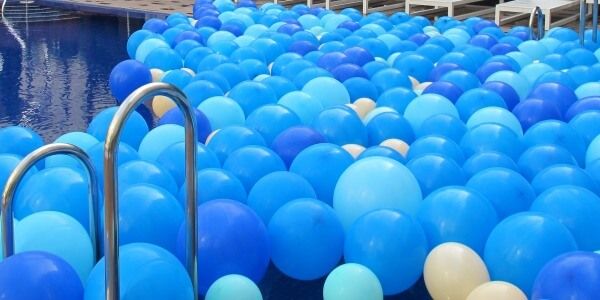 Pisicna con Globos